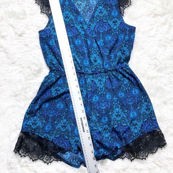 Kimchi Blue Short Sleeve Romper Black Lace Elastic Waist Size Small - Picture 2 of 7
